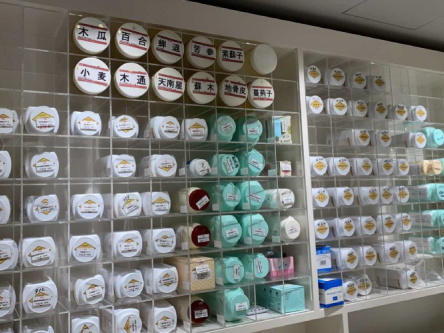 青山本店 内観(陳列状況)
