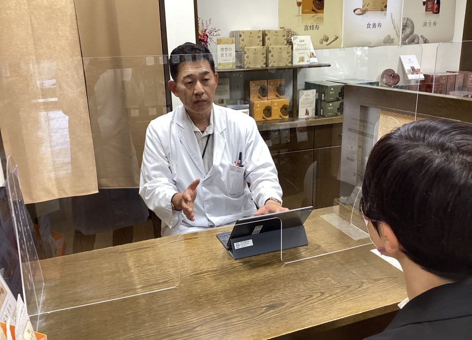薬日本堂 長野店 漢方相談の様子