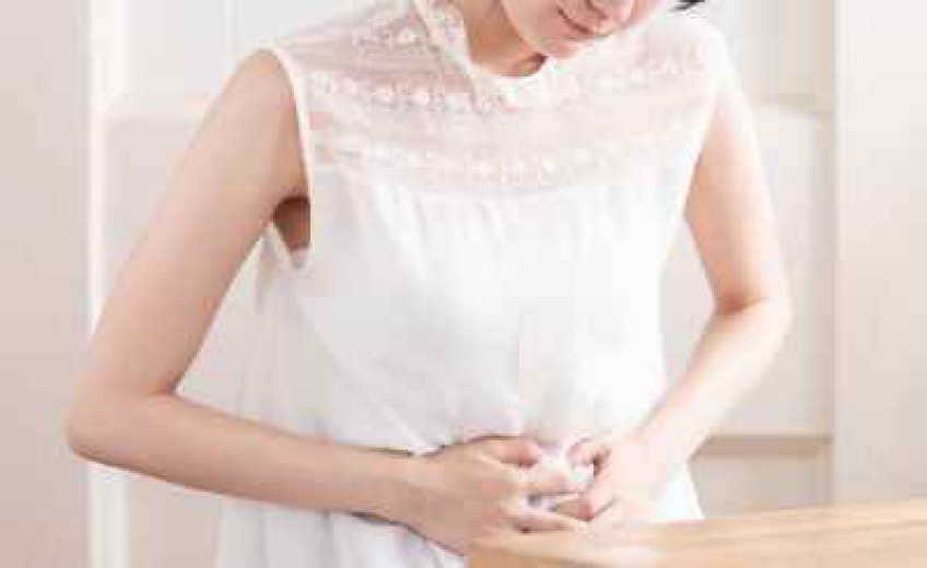 生理痛に悩む女性
